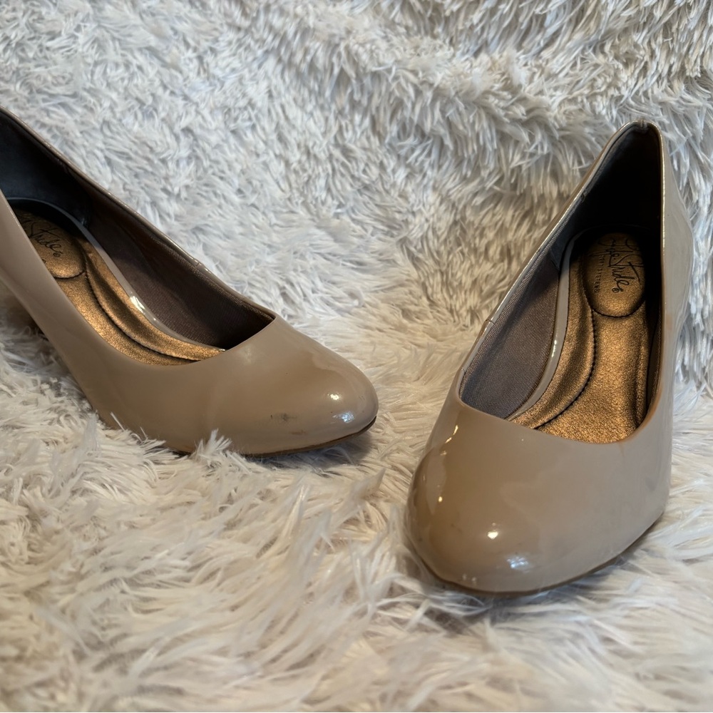 Life Stride Taupe Heels